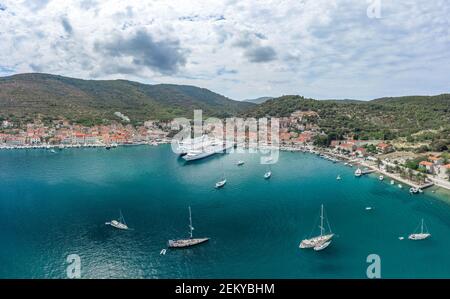 Tir de drone aérien de ferry de croisière au port de la mer Adriatique Sur l'île de vis en Croatie en été Banque D'Images