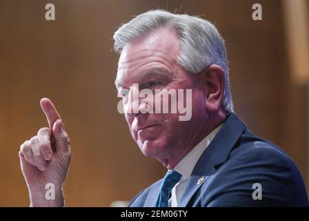 Le sénateur Tommy Tuberville, R-AL., pose des questions Xavier Becerra, le candidat du président Joe Biden au poste de secrétaire à la Santé et aux Services sociaux, lors de son audition de confirmation devant le Comité sénatorial de la Santé, de l'éducation, du travail et des Pensions au Capitole des États-Unis à Washington DC, le mardi 23 février 2021. Photo par Leigh Vogel/UPI photo par Erin Scott/Pool/ABACAPRESS.COM Banque D'Images