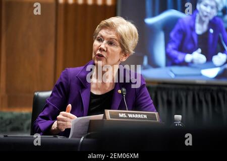 La sénatrice Elizabeth Warren (D-Mass.) pose des questions à la candidate adjointe au secrétaire au Trésor Adeewale Adeyemo lors de son audition de candidature au Comité des finances du Sénat le mardi 23 février 2021 à Capitol Hill à Washington, DC, États-Unis. Photo de Greg Nash/Pool/ABACAPRESS.COM Banque D'Images