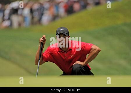 San Diego, Californie. 15 juin 2008. Tiger Woods (USA) sur le green du 2ème trou dimanche pendant la dernière partie de l'US Open au parcours de golf de Torrey Pines à la Jolla Californie. Louis Lopez/Cal Sport Media. Crédit : csm/Alay Live News Banque D'Images