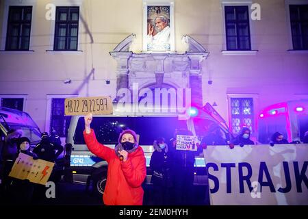 Un manifestant portant un masque et tenant une étiquette avec un numéro de téléphone pour l'organisation de choix pro est vu dans devant la curie catholique Banque D'Images