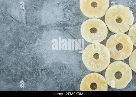 Tranches d'ananas séchées sur fond gris Banque D'Images