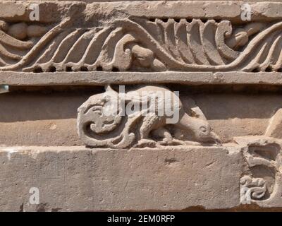 sculpture en pierre d'un paon au temple de âharat mata situé dans le village d'abhaneri dans l'état indien de rajasthan Banque D'Images