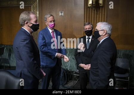 États-Unis le sénateur Jack Reed (démocrate de Rhode Island), président, Comité du Sénat américain sur les services armés, à droite, discute avec de gauche, Brad L. Smith, président, Microsoft Corporation, Dr Eric E. Schmidt, cofondateur, Schmidt futures et le général Herbert J. Carlisle, USAF (Ret.) / Président et chef de la direction, National Defense Industrial Association, avant une audience du Comité sénatorial sur les services armés pour examiner les technologies émergentes et leur impact sur la sécurité nationale, dans l'immeuble du Bureau du Sénat Dirksen à Washington, DC, Etats-Unis, le mardi 23 février, 2021. Photo de Rod Lamkey/CN Banque D'Images