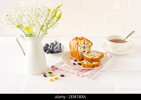 Pain de gâteau frais maison avec raisins secs. Un régal traditionnel pour le thé ou le café. Livre de gâteau. Délicieux petit déjeuner Banque D'Images