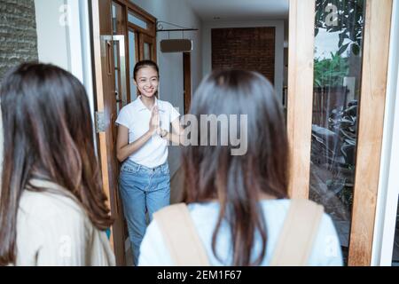 portrait du personnel de la maison d'hôtes asiatique accueillant les clients dans l'hôtel boutique Banque D'Images