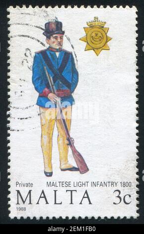 MALTE - VERS 1988: Timbre imprimé par Malte, montre Light Infantry Private, vers 1988 Banque D'Images