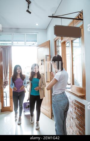 portrait du personnel de la maison d'hôtes asiatique accueillant les clients dans l'hôtel boutique Banque D'Images