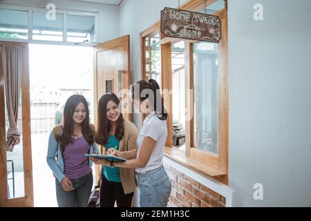 portrait du personnel de la maison d'hôtes asiatique accueillant les clients dans l'hôtel boutique Banque D'Images