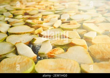 Préparations pour l'hiver à partir de divers fruits. Assortiment de chips de fruits aux pommes et aux poires - en-cas végétalien sain. Banque D'Images