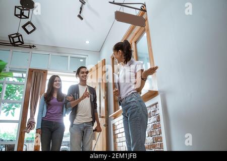 portrait du personnel de la maison d'hôtes asiatique accueillant un couple dans un hôtel boutique Banque D'Images