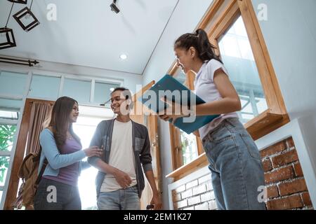 portrait du personnel de la maison d'hôtes asiatique accueillant un couple dans un hôtel boutique Banque D'Images