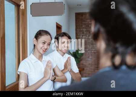 portrait du personnel de la maison d'hôtes asiatique accueillant les clients dans l'hôtel boutique Banque D'Images