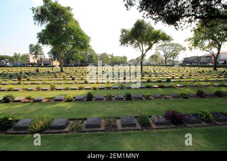 KANCHANABURI, THAÏLANDE - 18 MARS 2018 tombes de guerre du Commonwealth, cimetière de guerre de Kanchanaburi et parcelles 2, 4, 6 et 8 avec la croix de sacrifice dans le Banque D'Images