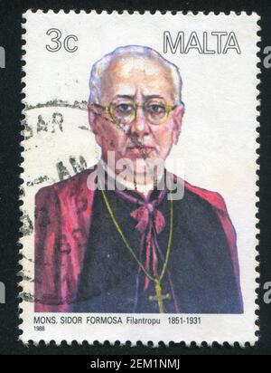 MALTE - VERS 1988: Timbre imprimé par Malte, montre Monsignor Sidor Formosa, Benefactor of the Poor, vers 1988 Banque D'Images