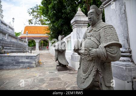 Vue sur les statues en pierre à l'intérieur du complexe de Wat Ratchaparadit à Bangkok, en Thaïlande. Banque D'Images