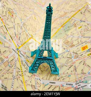 Miliature Tour Eiffel sur la carte de Paris Banque D'Images