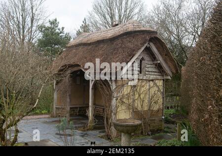 Toit de chaume traditionnel Summerhouse lors d'une journée d'hiver dans un jardin à Rosemoor dans le Devon rural, Angleterre, Royaume-Uni Banque D'Images