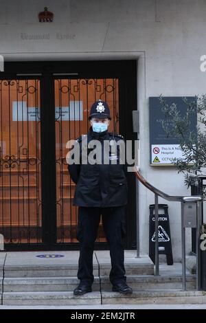 Un policier devant l'entrée principale de l'hôpital du Roi Edward VII à Londres où le duc d'Édimbourg a été admis dans la soirée du mardi 16 février. Date de la photo: Mercredi 24 février 2021. Banque D'Images