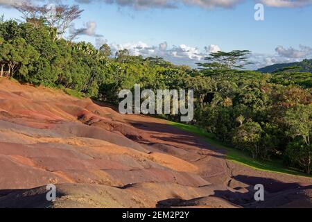 L'eau en pente a porté des dunes avec une variété de couleurs d'oxyde aux 7 terres colorées de l'île Maurice avec la jungle tropicale tout autour du site. Banque D'Images