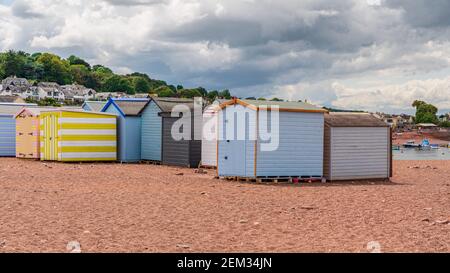 Teignmouth, Devon, Angleterre, Royaume-Uni - Juin 05, 2019 : cabines de plage sur Teignmouth Back Beach Banque D'Images