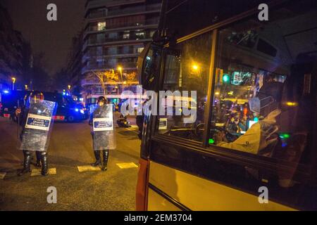 23 février 2021, Barcelone, Catalogne, Espagne : Le bus est vu sans être en mesure de suivre par la police pour empêcher les manifestants.huitième nuit de manifestations et d'émeutes en réponse à l'arrestation et à l'emprisonnement du rappeur Pablo Hasel accusé d'exalter le terrorisme et d'insulter la couronne du contenu des paroles de ses chansons. (Image de crédit : © Thiago Prudencio/DAX via ZUMA Wire) Banque D'Images