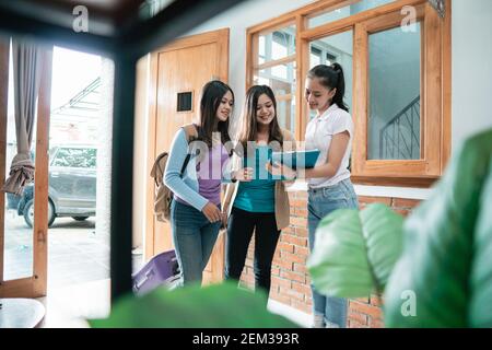 portrait du personnel de la maison d'hôtes asiatique accueillant les clients dans l'hôtel boutique Banque D'Images