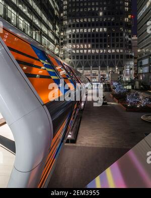 Relié par la lumière à Canary Wharf : vue colorée sur One Canada Square. Banque D'Images