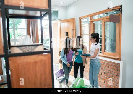 portrait du personnel de la maison d'hôtes asiatique accueillant les clients dans l'hôtel boutique Banque D'Images