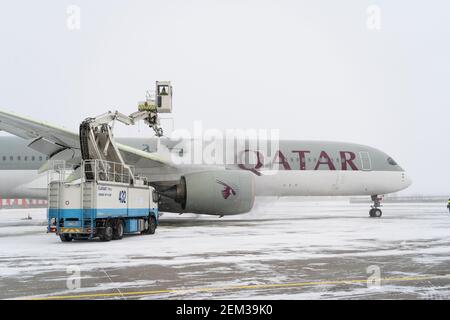 Ukraine, Kiev - 12 février 2021 : dégivrage de l'appareil avant le vol. La machine de dégivrage arrose l'aile d'un avion passager avec antifureez Banque D'Images