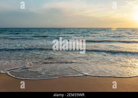 Vue sur la mer calme et magnifique au coucher du soleil. Concept vacances et voyages. Banque D'Images