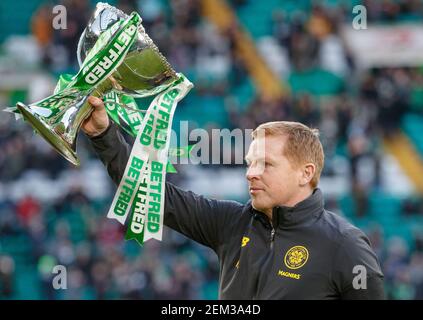 Photo du dossier en date du 15-12-2019 du directeur celtique Neil Lennon montre la coupe Betfred avant le match des Ladbrokes Scottish Premiership au Celtic Park, Glasgow. Date de publication : le mercredi 24 février 2021. Banque D'Images