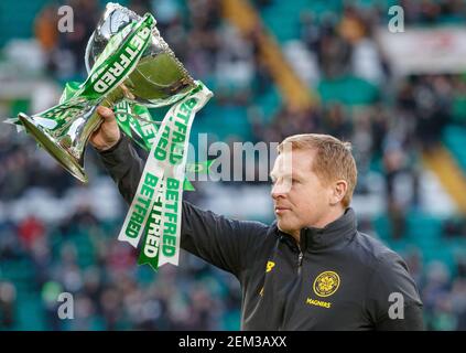 Photo du dossier en date du 15-12-2019 du directeur celtique Neil Lennon montre la coupe Betfred avant le match des Ladbrokes Scottish Premiership au Celtic Park, Glasgow. Date de publication : le mercredi 24 février 2021. Banque D'Images