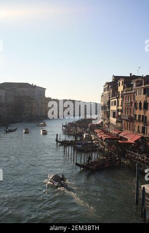 Canal à Venise par une journée ensoleillée Banque D'Images