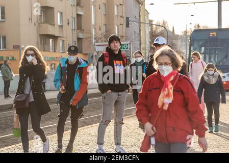 Prague, République tchèque. 02-23-2021. Homme courant entre la foule dans le centre-ville de Prague par une froide journée d'hiver. Banque D'Images