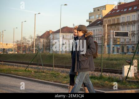 Prague, République tchèque. 02-23-2021. Homme et femme marchant dans le centre-ville de Prague par une froide journée d'hiver. Banque D'Images