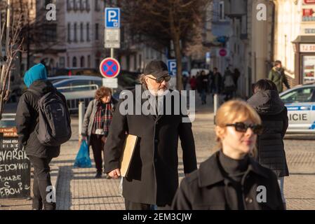 Prague, République tchèque. 02-23-2021. Homme marchant dans le centre-ville de Prague par une froide journée d'hiver. Banque D'Images