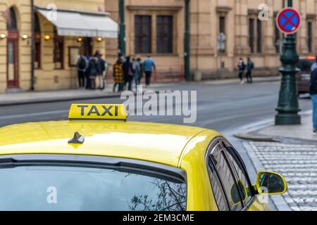 Détails de la voiture de taxi jaune sur la rue de la ville. Banque D'Images