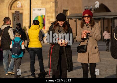 Prague, République tchèque. 02-23-2021. Deux amies marchent dans le centre-ville de Prague par une froide journée d'hiver. Banque D'Images