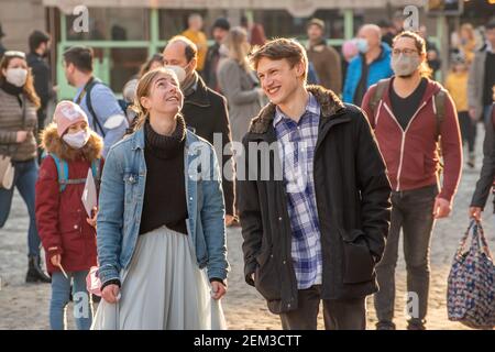 Prague, République tchèque. 02-23-2021. Un jeune couple souriant dans le centre-ville de Prague par une froide journée d'hiver. Banque D'Images