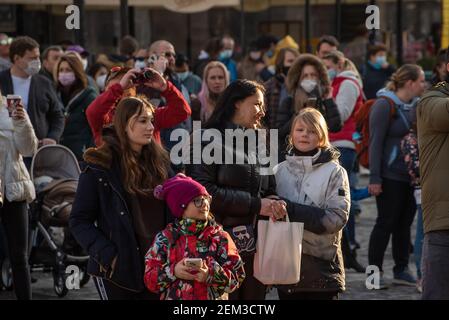 Prague, République tchèque. 02-23-2021. Foule de gens dans le centre-ville de Prague par une froide journée d'hiver. Banque D'Images