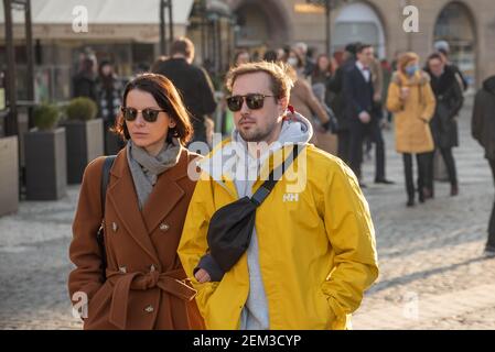 Prague, République tchèque. 02-23-2021. Un jeune couple marche dans le centre-ville de Prague par une froide journée d'hiver. Banque D'Images