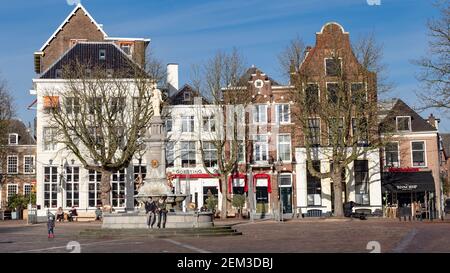 Deventer, pays-Bas - 31 janvier 2021 : vue panoramique du centre-ville du marché central avec la fontaine historique de Wilhelmina dans la ville de Deventer à Overijssel, pays-Bas Banque D'Images