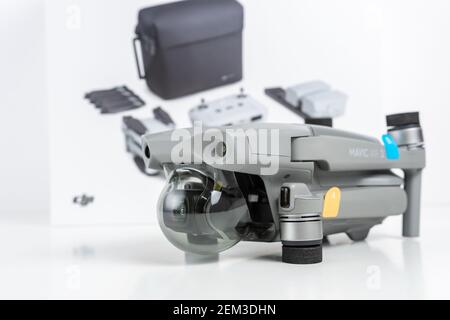 Héraklion, Grèce - 05 octobre 2020: DJI Mavic Air 2 quadcopter sur fond blanc. Banque D'Images