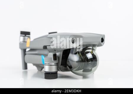 Héraklion, Grèce - 05 octobre 2020: DJI Mavic Air 2 quadcopter sur fond blanc. Banque D'Images