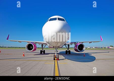 L'avion est sur la plate-forme de l'aéroport. Ciel bleu. Déplacement. Vols aériens. Piste. Gros plan, espace de copie. Cockpit d'avion passager. Banque D'Images