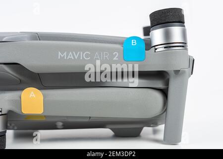 Héraklion, Grèce - 05 octobre 2020: DJI Mavic Air 2 quadcopter sur fond blanc. Banque D'Images