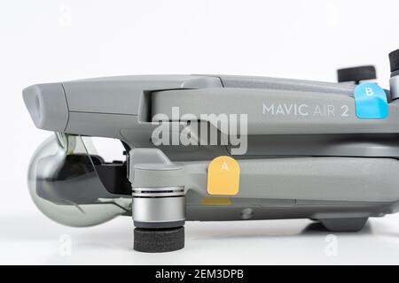 Héraklion, Grèce - 05 octobre 2020: DJI Mavic Air 2 quadcopter sur fond blanc. Banque D'Images