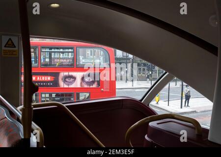 The Eyes of American Rocker, Alice Copper regarde de côté d'un bus londonien, une publicité pour promouvoir son nouvel album studio intitulé 'Dedroit Stories', le 22 février 2021, à Camberwell, dans le sud de Londres, en Angleterre. Banque D'Images
