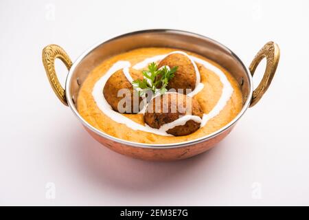 Le curry de Malai Kofta est un plat de cuisine indienne avec des pommes de terre cottage boulettes frites au fromage avec sauce tomate à l'oignon et épices Banque D'Images